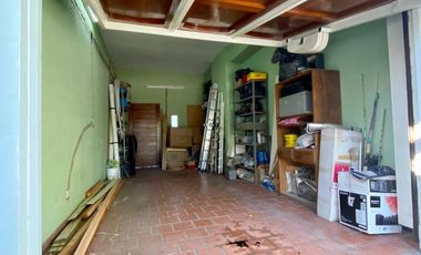 Casa de 3 o 4 AMBIENTES ubicada a 600 metros de la Avenida Tomás Espora .