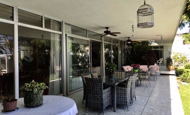 Uso comercial 2 frentes 5 locales rentados