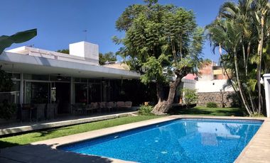 Uso comercial 2 frentes 5 locales rentados