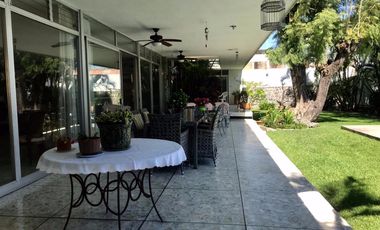 Uso comercial 2 frentes 5 locales rentados