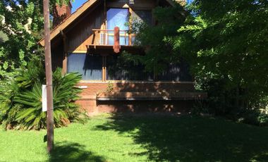 Chalet de 200m² cubiertos, con amplio jardin y pileta
