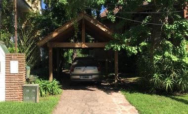 Chalet de 200m² cubiertos, con amplio jardin y pileta