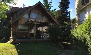 Chalet de 200m² cubiertos, con amplio jardin y pileta