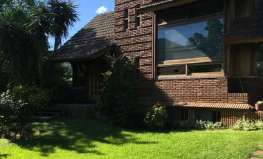 Chalet de 200m² cubiertos, con amplio jardin y pileta