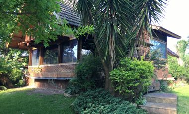 Chalet de 200m² cubiertos, con amplio jardin y pileta