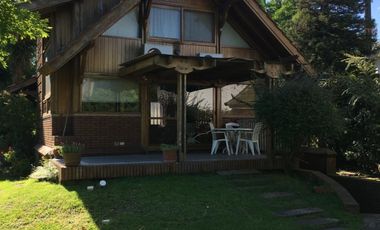Chalet de 200m² cubiertos, con amplio jardin y pileta