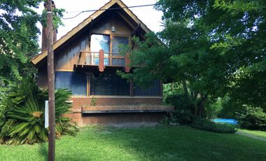 Chalet de 200m² cubiertos, con amplio jardin y pileta