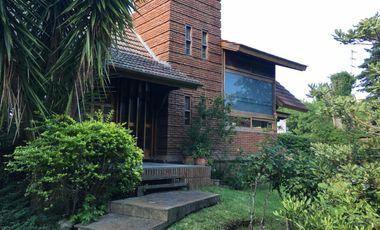Chalet de 200m² cubiertos, con amplio jardin y pileta