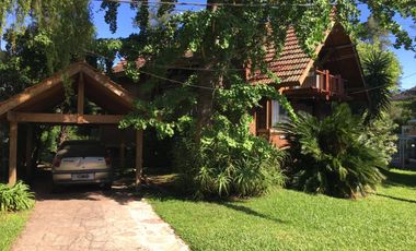 Chalet de 200m² cubiertos, con amplio jardin y pileta