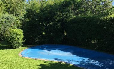 Chalet de 200m² cubiertos, con amplio jardin y pileta