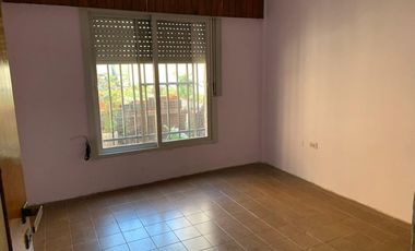 Casa con galpón al fondo en PH