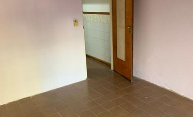 Casa con galpón al fondo en PH