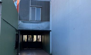 Casa con galpón al fondo en PH