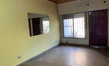 Casa con galpón al fondo en PH