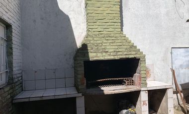 Casa con galpón al fondo en PH