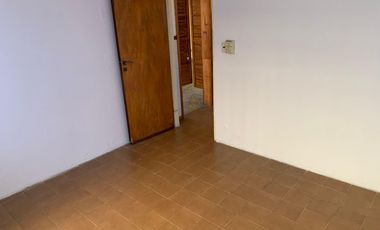 Casa con galpón al fondo en PH