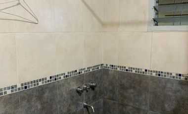 Casa con galpón al fondo en PH