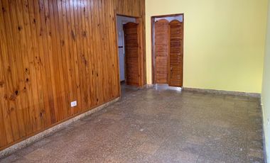 Casa con galpón al fondo en PH