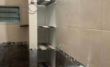 Casa con galpón al fondo en PH