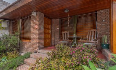 Casa en una sola planta con gran jardín en venta en Tigre Centro