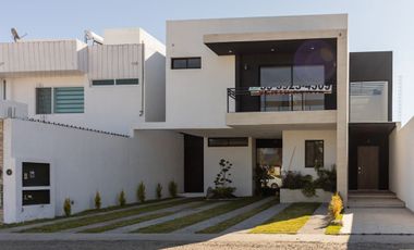 Hermosa Residencia en Real de Juriquilla, Gran Jardín, 3 Recamaras, Roof Garden