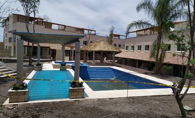 Casa de 3 rec. con alberca en condominio Fracc. Cumbre Tulipanes, Xochitepec, Mor.