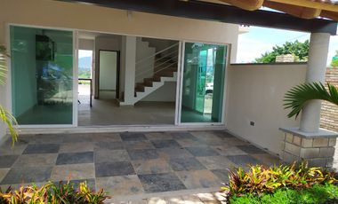 Casa de 3 rec. con alberca en condominio Fracc. Cumbre Tulipanes, Xochitepec, Mor.
