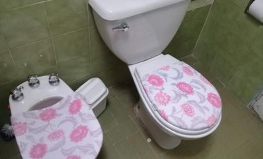 EXCELENTE CASA AMERICANA CON FONDO PARQUIZADO