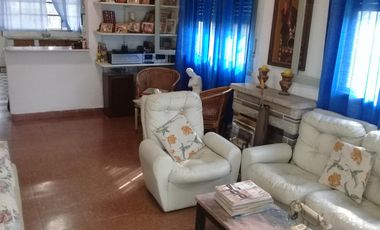 EXCELENTE CASA AMERICANA CON FONDO PARQUIZADO