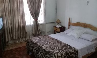 EXCELENTE CASA AMERICANA CON FONDO PARQUIZADO