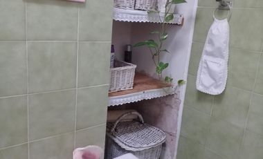 EXCELENTE CASA AMERICANA CON FONDO PARQUIZADO