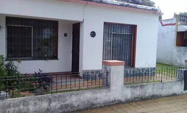 EXCELENTE CASA AMERICANA CON FONDO PARQUIZADO