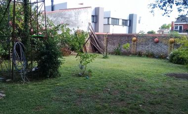 EXCELENTE CASA AMERICANA CON FONDO PARQUIZADO