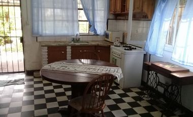 EXCELENTE CASA AMERICANA CON FONDO PARQUIZADO