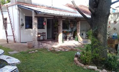 EXCELENTE CASA AMERICANA CON FONDO PARQUIZADO