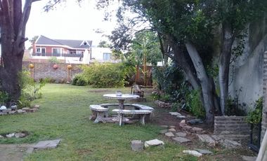 EXCELENTE CASA AMERICANA CON FONDO PARQUIZADO