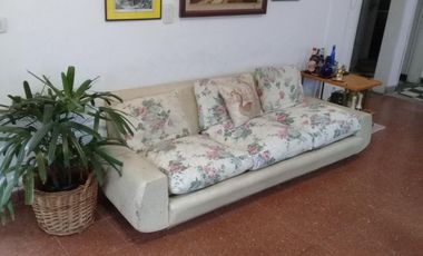 EXCELENTE CASA AMERICANA CON FONDO PARQUIZADO