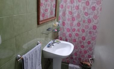 EXCELENTE CASA AMERICANA CON FONDO PARQUIZADO