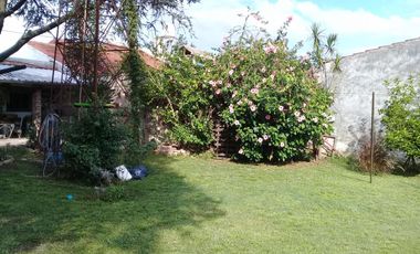 EXCELENTE CASA AMERICANA CON FONDO PARQUIZADO