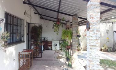 EXCELENTE CASA AMERICANA CON FONDO PARQUIZADO