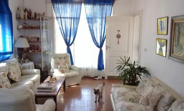 EXCELENTE CASA AMERICANA CON FONDO PARQUIZADO