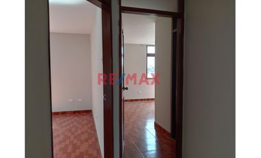 ‼️ALQUILER DEPARTAMENTO 3ER PISO  CON COCHERA EN URB LAS ORQUIDEAS CERCA DE MACRO Y PRECIO UNO‼️

Iluminado Departamento Familiar listo para Mudarte