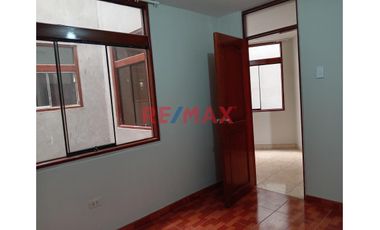 ‼️ALQUILER DEPARTAMENTO 3ER PISO  CON COCHERA EN URB LAS ORQUIDEAS CERCA DE MACRO Y PRECIO UNO‼️

Iluminado Departamento Familiar listo para Mudarte