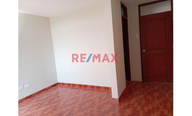 ‼️ALQUILER DEPARTAMENTO 3ER PISO  CON COCHERA EN URB LAS ORQUIDEAS CERCA DE MACRO Y PRECIO UNO‼️

Iluminado Departamento Familiar listo para Mudarte