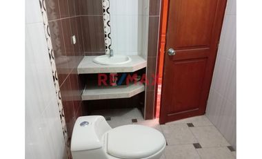 ‼️ALQUILER DEPARTAMENTO 3ER PISO  CON COCHERA EN URB LAS ORQUIDEAS CERCA DE MACRO Y PRECIO UNO‼️

Iluminado Departamento Familiar listo para Mudarte