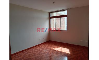 ‼️ALQUILER DEPARTAMENTO 3ER PISO  CON COCHERA EN URB LAS ORQUIDEAS CERCA DE MACRO Y PRECIO UNO‼️

Iluminado Departamento Familiar listo para Mudarte