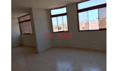 ‼️ALQUILER DEPARTAMENTO 3ER PISO  CON COCHERA EN URB LAS ORQUIDEAS CERCA DE MACRO Y PRECIO UNO‼️

Iluminado Departamento Familiar listo para Mudarte