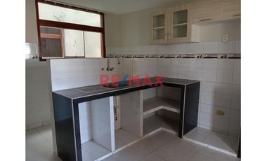 ‼️ALQUILER DEPARTAMENTO 3ER PISO  CON COCHERA EN URB LAS ORQUIDEAS CERCA DE MACRO Y PRECIO UNO‼️

Iluminado Departamento Familiar listo para Mudarte