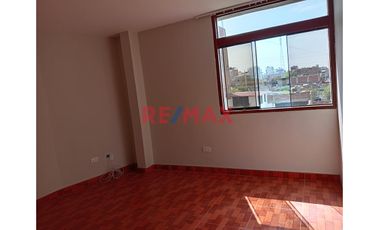 ‼️ALQUILER DEPARTAMENTO 3ER PISO  CON COCHERA EN URB LAS ORQUIDEAS CERCA DE MACRO Y PRECIO UNO‼️

Iluminado Departamento Familiar listo para Mudarte