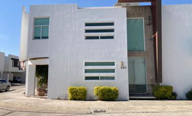 Casa en puerta de hierro